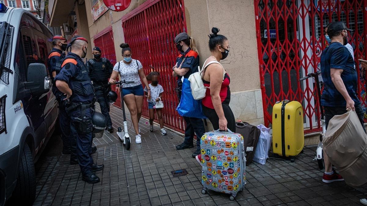 Niños en medio de un desalojo en el Poble Sec, en septiembre.