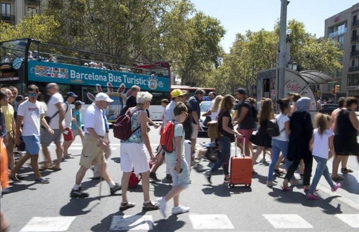 Turistas en la plaza de Catalunya de Barcelona. Turistas en la plaza de Catalunya de Barcelona.