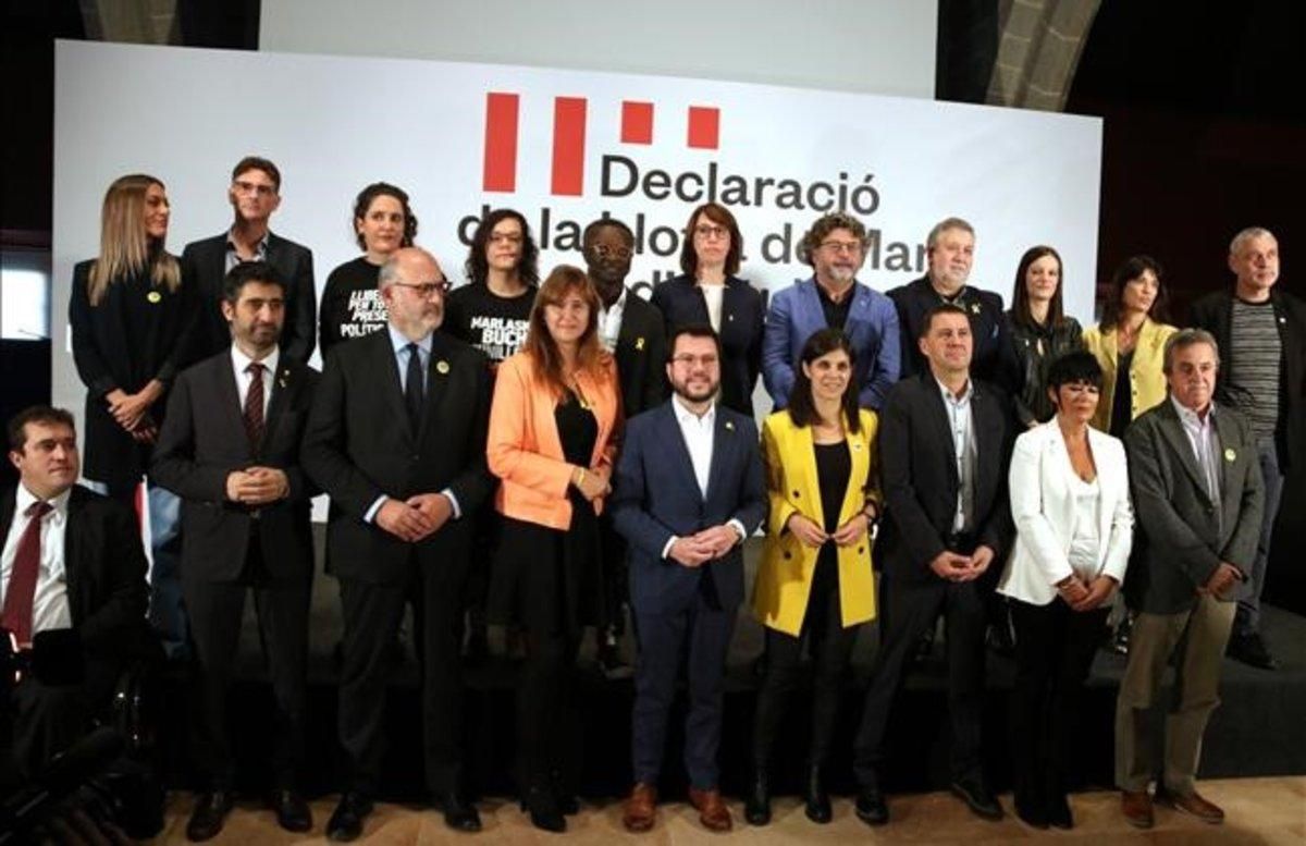Representantes de distintos partidos soberanistas del Estado tras firmar la Declaración en la Llotja de Mar. Representantes de distintos partidos soberanistas del Estado tras firmar la Declaración en la Llotja de Mar.