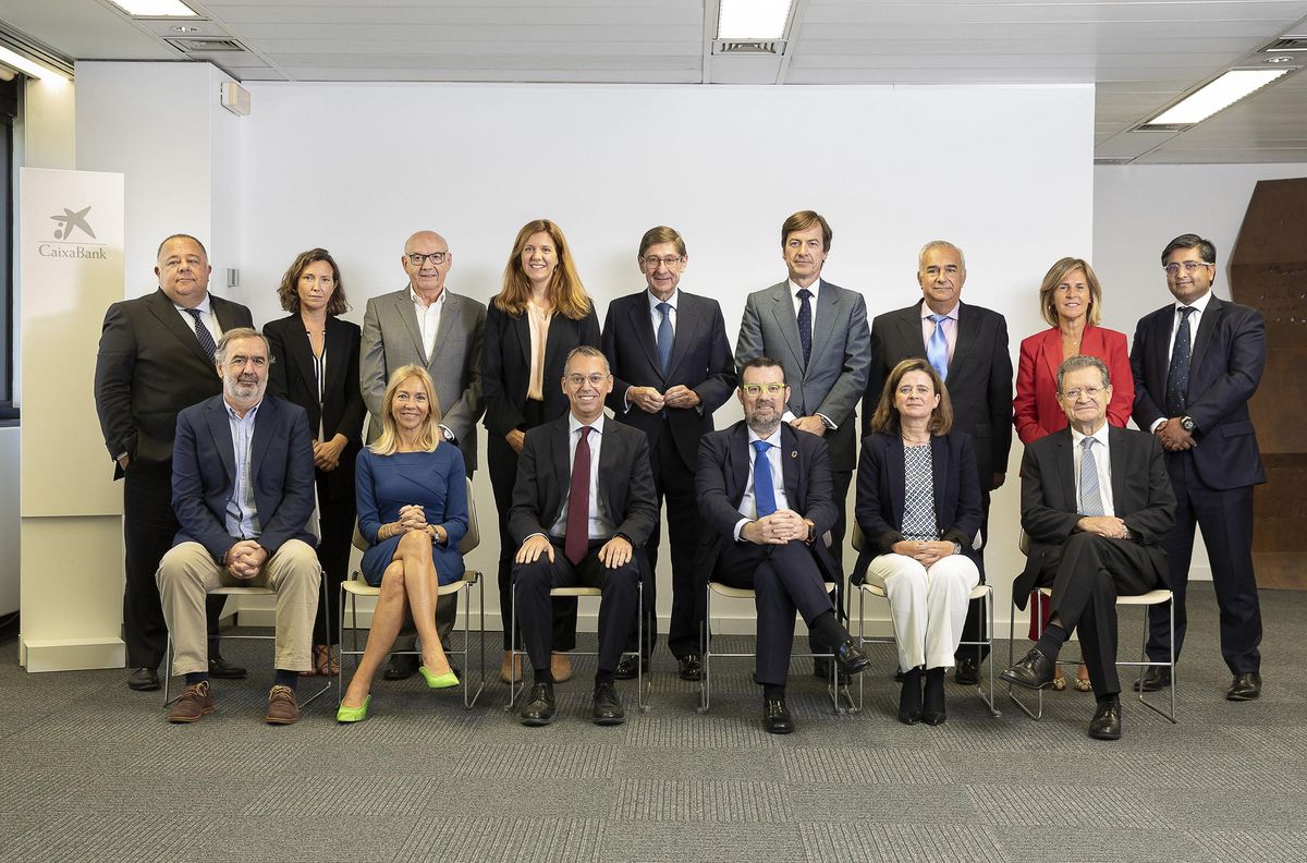 El presidente de CaixaBank, José Ignacio Goirigolzarri, con el comité consultivo de accionistas de la entidad El presidente de CaixaBank, José Ignacio Goirigolzarri, con el comité consultivo de accionistas de la entidad