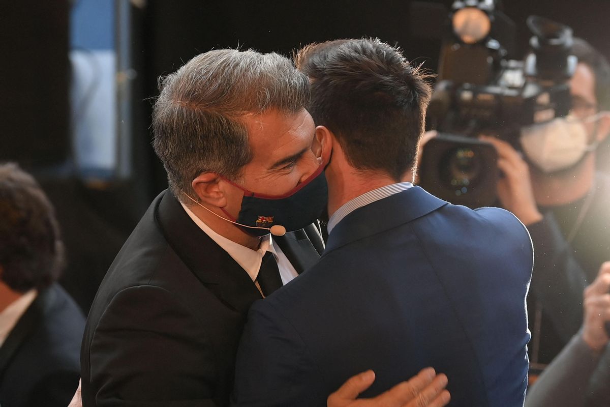Joan Laporta abraza a Leo Messi, en el acto de presentación del nuevo presidente azulgrana, en el Camp Nou. Joan Laporta abraza a Leo Messi, en el acto de presentación del nuevo presidente azulgrana, en el Camp Nou.