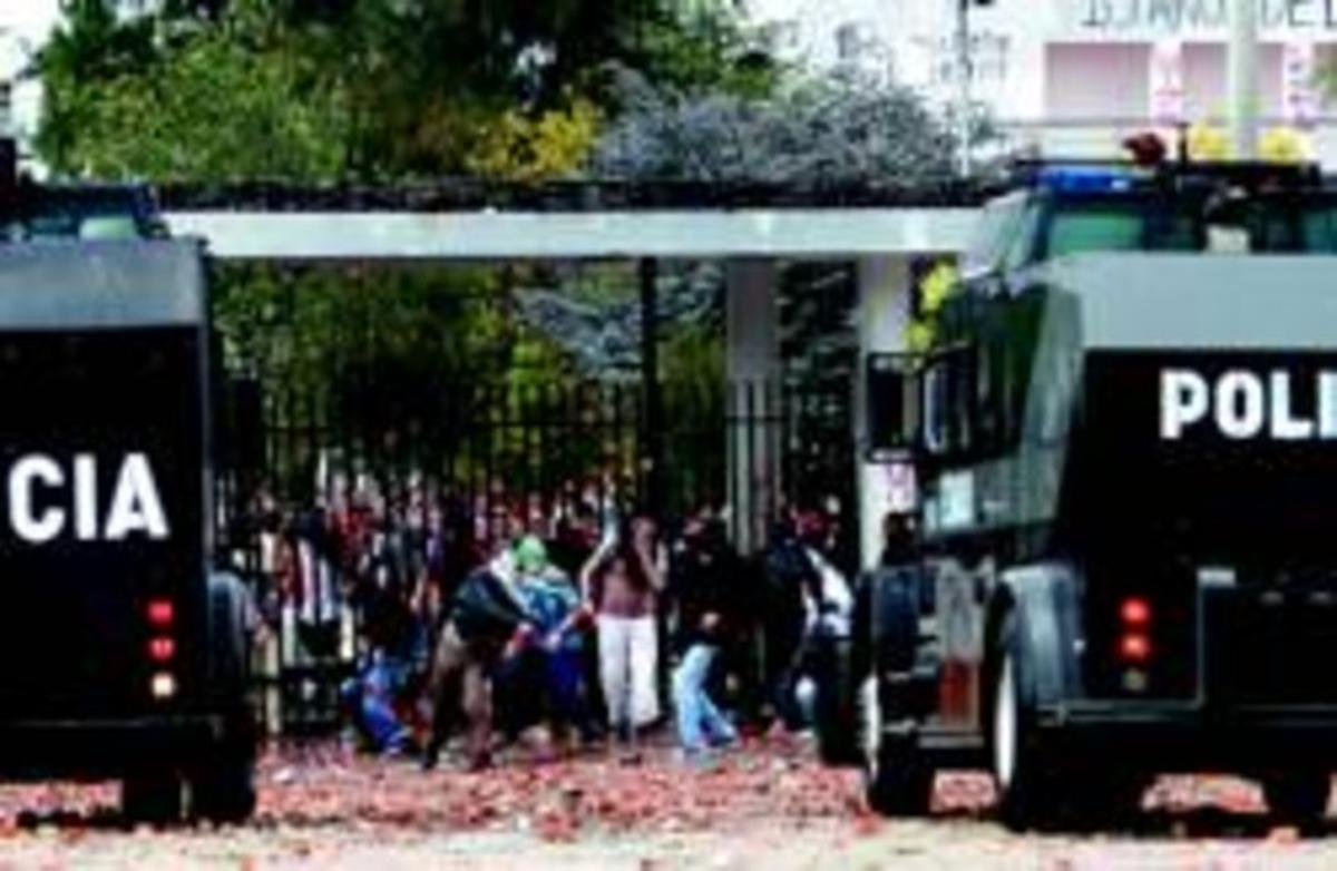 Distinguir ingresos Unión Uribe autoriza a la policía colombiana a entrar en las universidades a  disolver protestas violentas