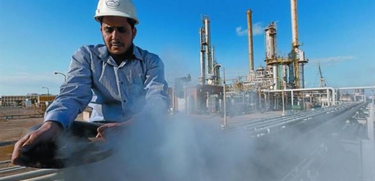 Un empleado trabaja en la refinería de crudo. Un empleado trabaja en la refinería de crudo.