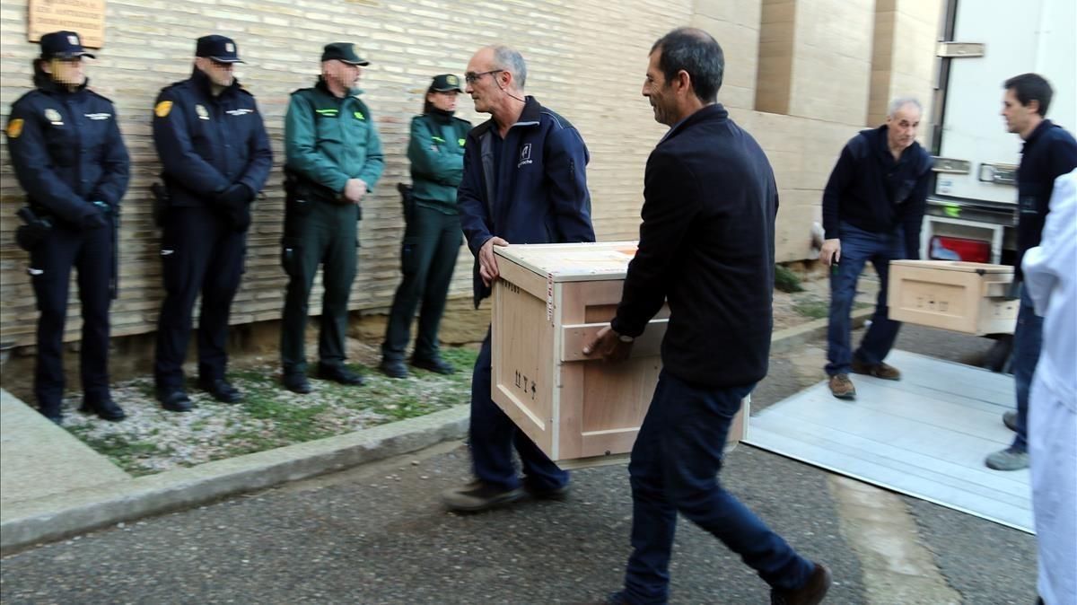 Operarios trasladan las piezas al monasterio de Sijena. Operarios trasladan las piezas al monasterio de Sijena.