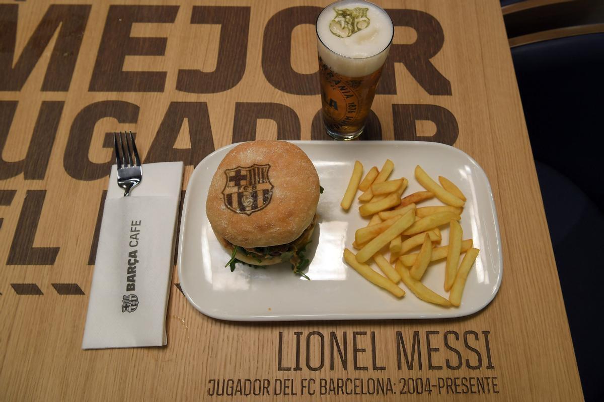 Una hamburguesa del nuevo Barça Café.