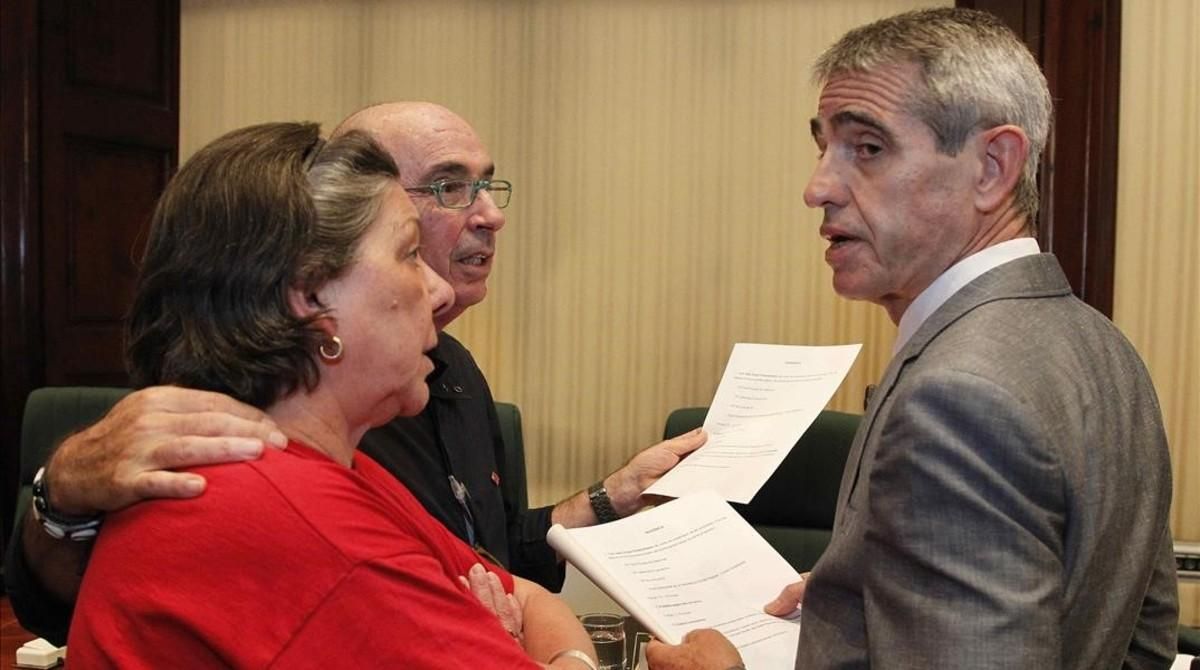 Los diputados Lluís Llach (Junts pel Sí) y Gabriela Serra (CUP) conversan con un letrado del Parlament. Los diputados Lluís Llach (Junts pel Sí) y Gabriela Serra (CUP) conversan con un letrado del Parlament.