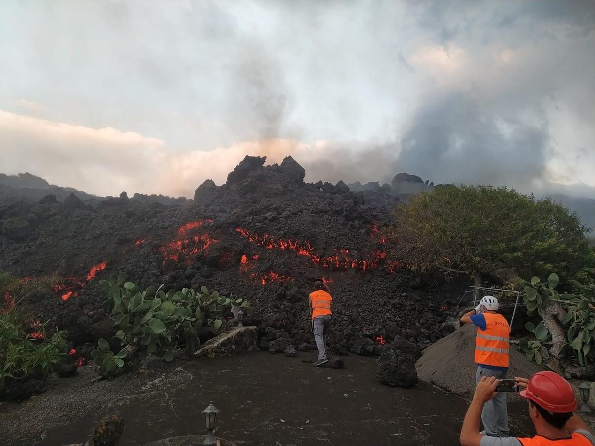 Técnicos del Instituto Volcanológico de Canarias (Involcán) toman muestras de las coladas de lava en La Palma.
