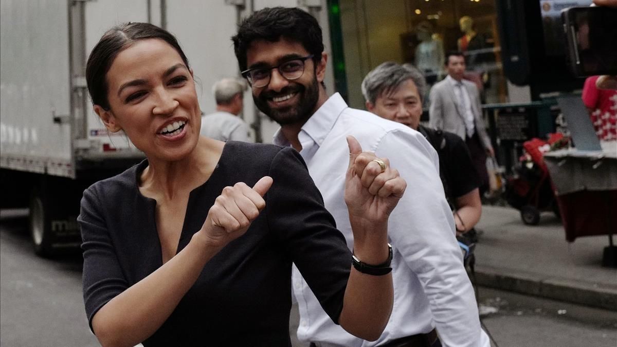 Alexandria Ocasio-Cortez celebra su triunfo en una calle de Nueva York. Alexandria Ocasio-Cortez celebra su triunfo en una calle de Nueva York.