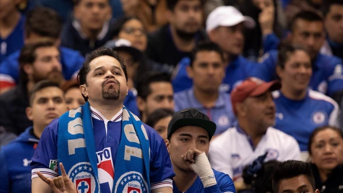 La desazón de los aficionados del Cruz Azul. La desazón de los aficionados del Cruz Azul.