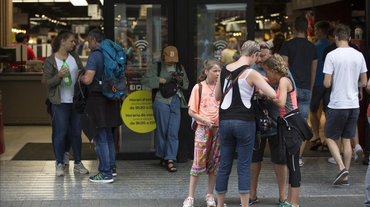 Turistas a las puertas de un supermercado de Barcelona. Turistas a las puertas de un supermercado de Barcelona.