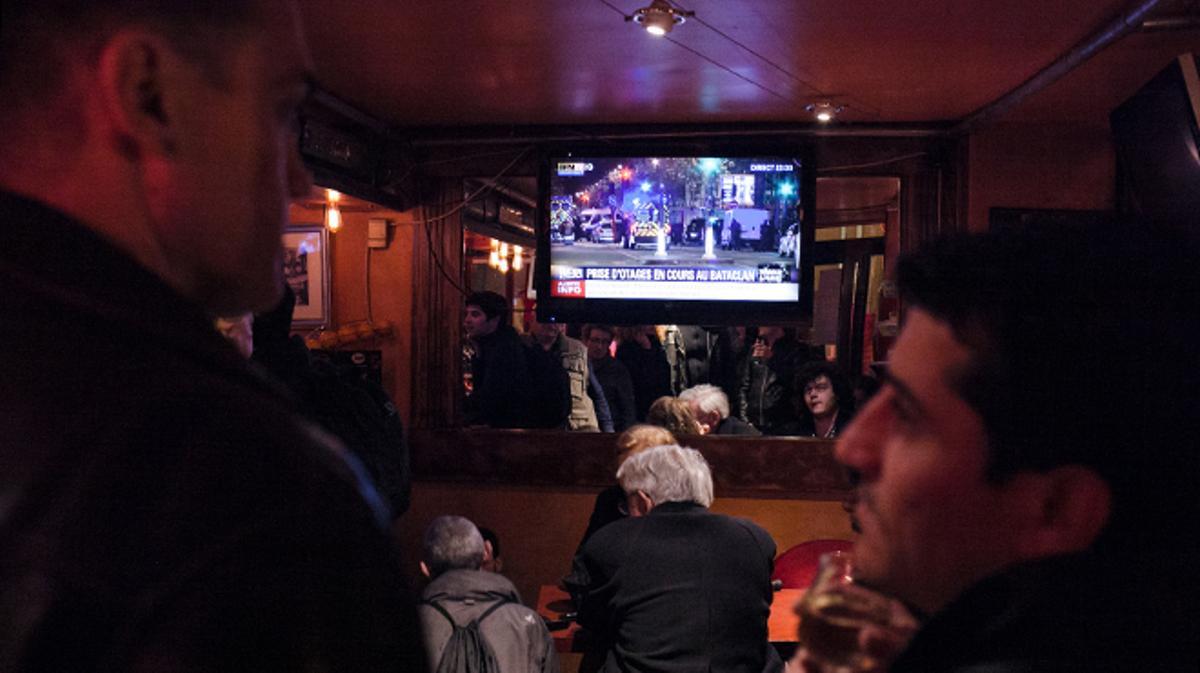 Resumen del atentado múltiple de ayer en París, desde los vídeos de los móviles.