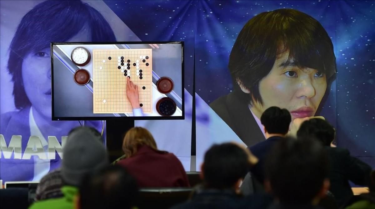 Aficionados surcoreanos al go siguen por una pantalla la primera partida entre el ordenador DeepMind y Lee Se-dol. Aficionados surcoreanos al go siguen por una pantalla la primera partida entre el ordenador DeepMind y Lee Se-dol.