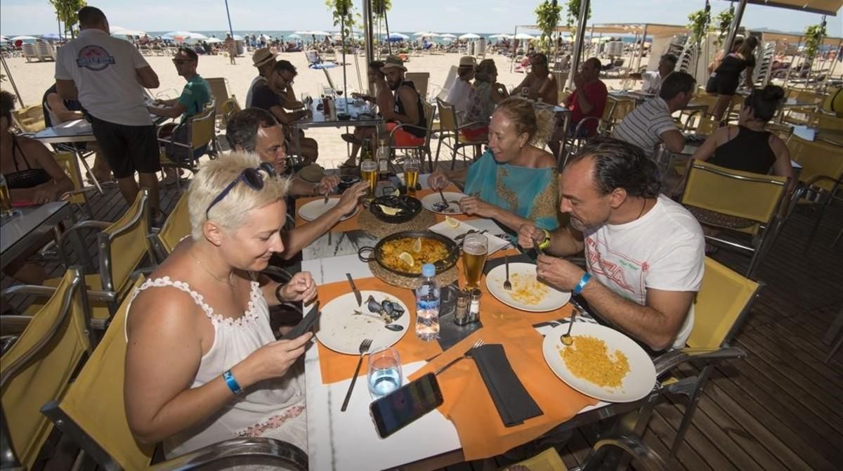 Chiringuito lleno en Salou, el viernes. Chiringuito lleno en Salou, el viernes.