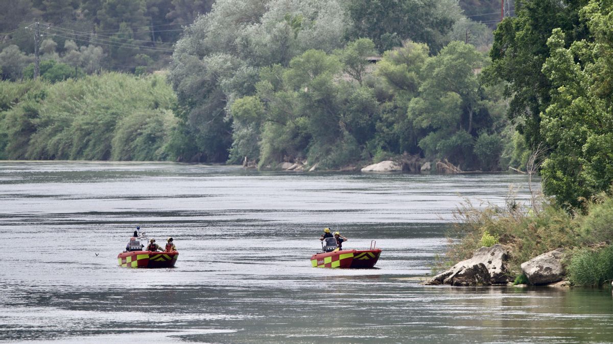 Operativo de búsqueda del chico de 15 años que ha desaparecido en el río Ebro en la playa del Arenal de Miravet (Ribera d’Ebre), este jueves. Operativo de búsqueda del chico de 15 años que ha desaparecido en el río Ebro en la playa del Arenal de Miravet (Ribera d’Ebre), este jueves.