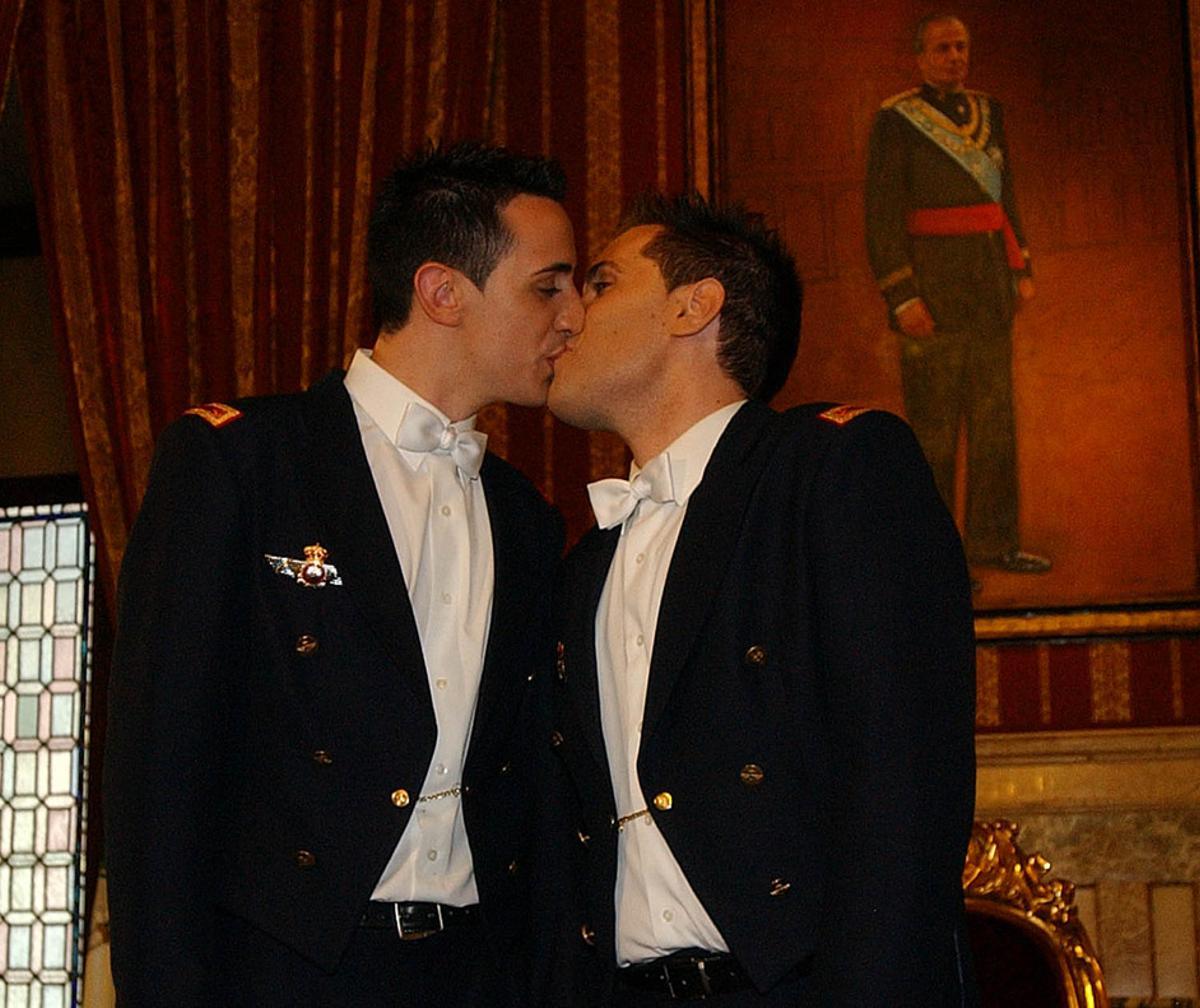 Alberto Sánchez y Alberto Molinero se convirtieron en el primer matrimonio gay en España tras casarse en el Ayuntamiento de Sevilla el 15 de septiembre del 2006.