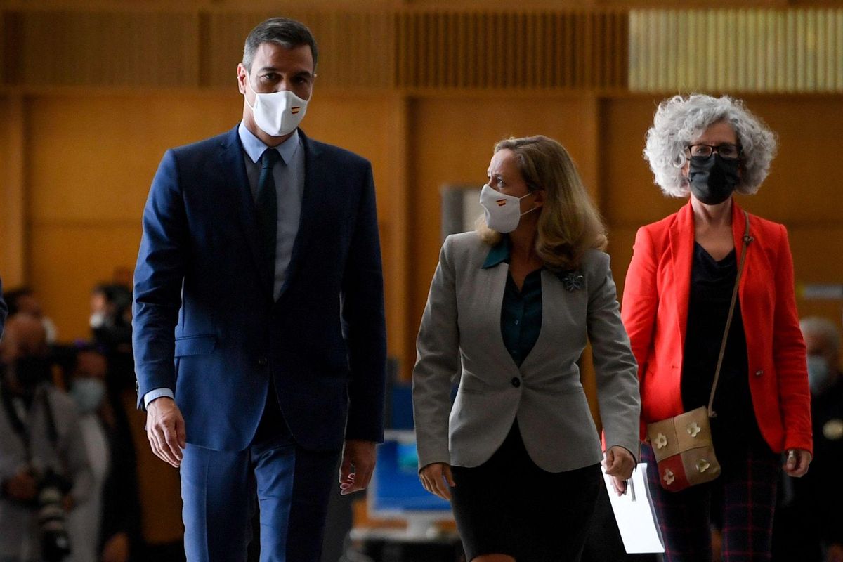 El presidente del Gobierno, Pedro Sánchez, y la vicepresidenta Nadia Calviño. El presidente del Gobierno, Pedro Sánchez, y la vicepresidenta Nadia Calviño.