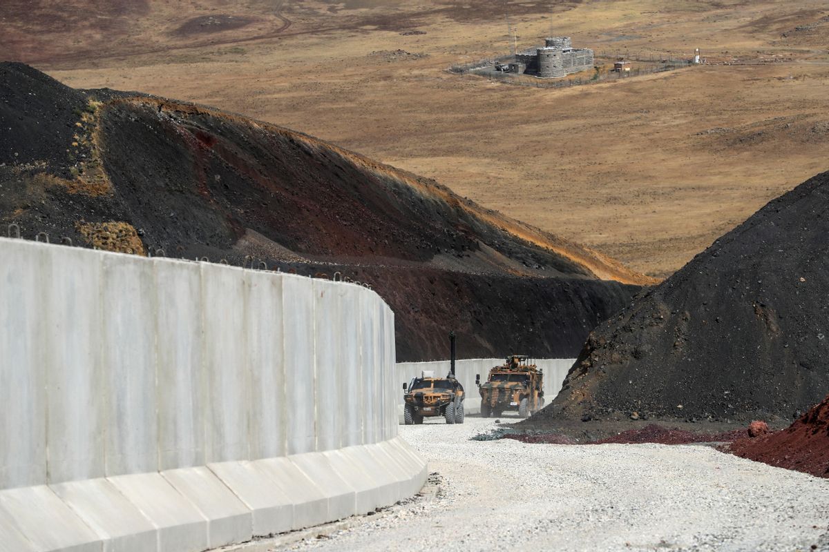 Una patrulla del Ejército turco vigila la frontera con Irán cerca de la ciudad de Van. Una patrulla del Ejército turco vigila la frontera con Irán cerca de la ciudad de Van.