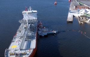Un barco metanero cargado con  gas natural licuado (GNL).
