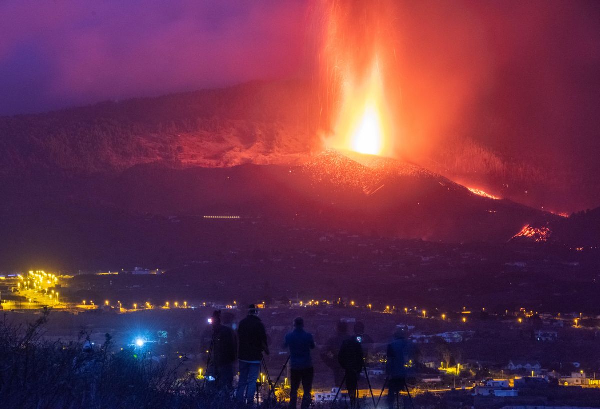 Centenares de personas acuden cada día a este improvisado mirador del municipio de Los Llanos de Aridane para observar el desarrollo de la erupción del volcán de La Palma. Centenares de personas acuden cada día a este improvisado mirador del municipio de Los Llanos de Aridane para observar el desarrollo de la erupción del volcán de La Palma.