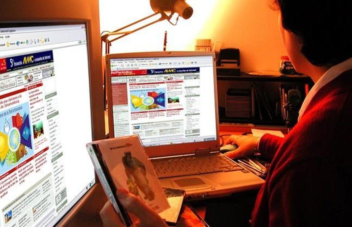 Una mujer navega por internet. Una mujer navega por internet.