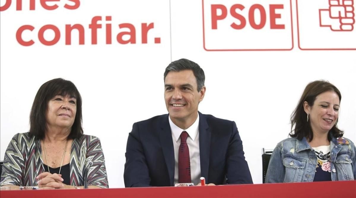 Cristina Narbona, Pedro Sánchez y Adriana Lastra, este lunes en la sede del PSOE. Cristina Narbona, Pedro Sánchez y Adriana Lastra, este lunes en la sede del PSOE.