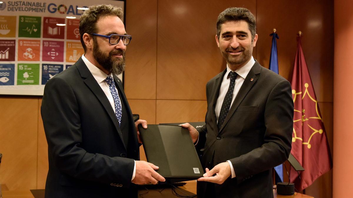 El exvicepresidente de la Generalitat Jordi Puigneró, traspasa su cartera al nuevo conseller de Territori, Juli Fernández. 