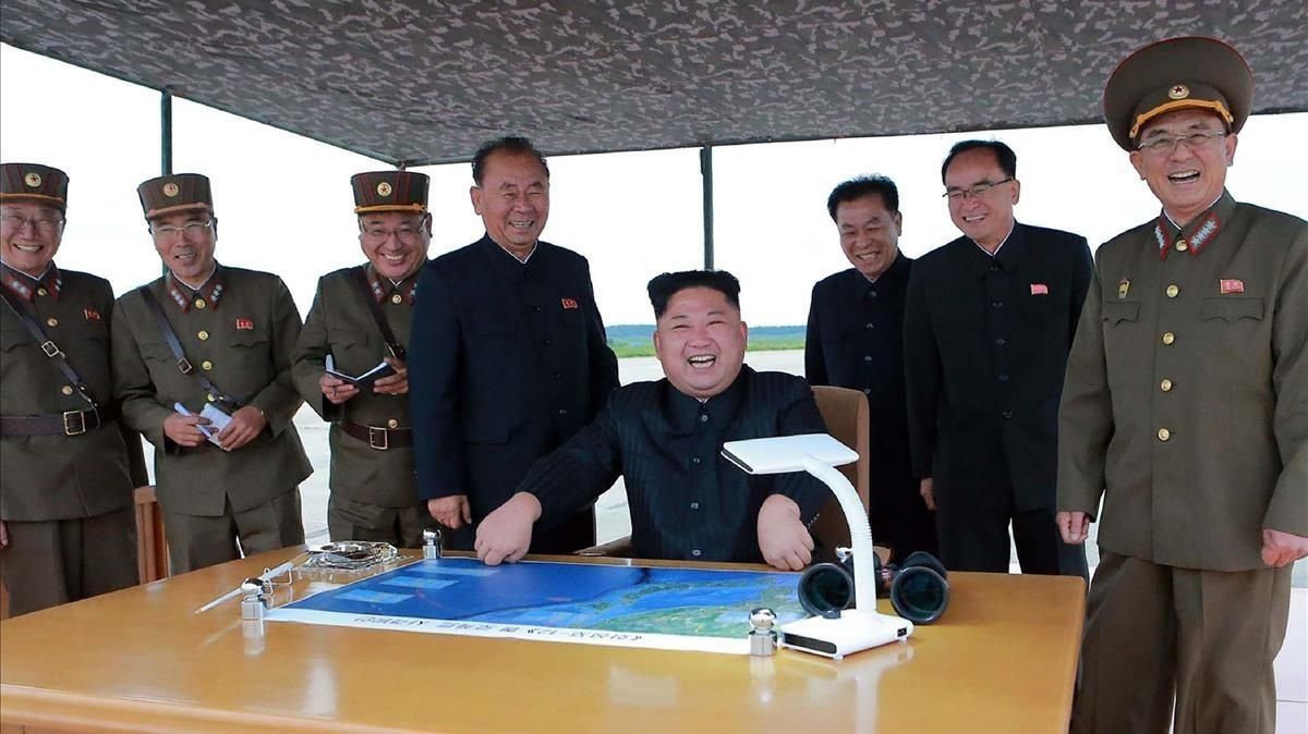 Kim Jong-un junto a un grupo de asesores observa el lanzamiento del misil que sobrevoló territorio de Japón. Kim Jong-un junto a un grupo de asesores observa el lanzamiento del misil que sobrevoló territorio de Japón.