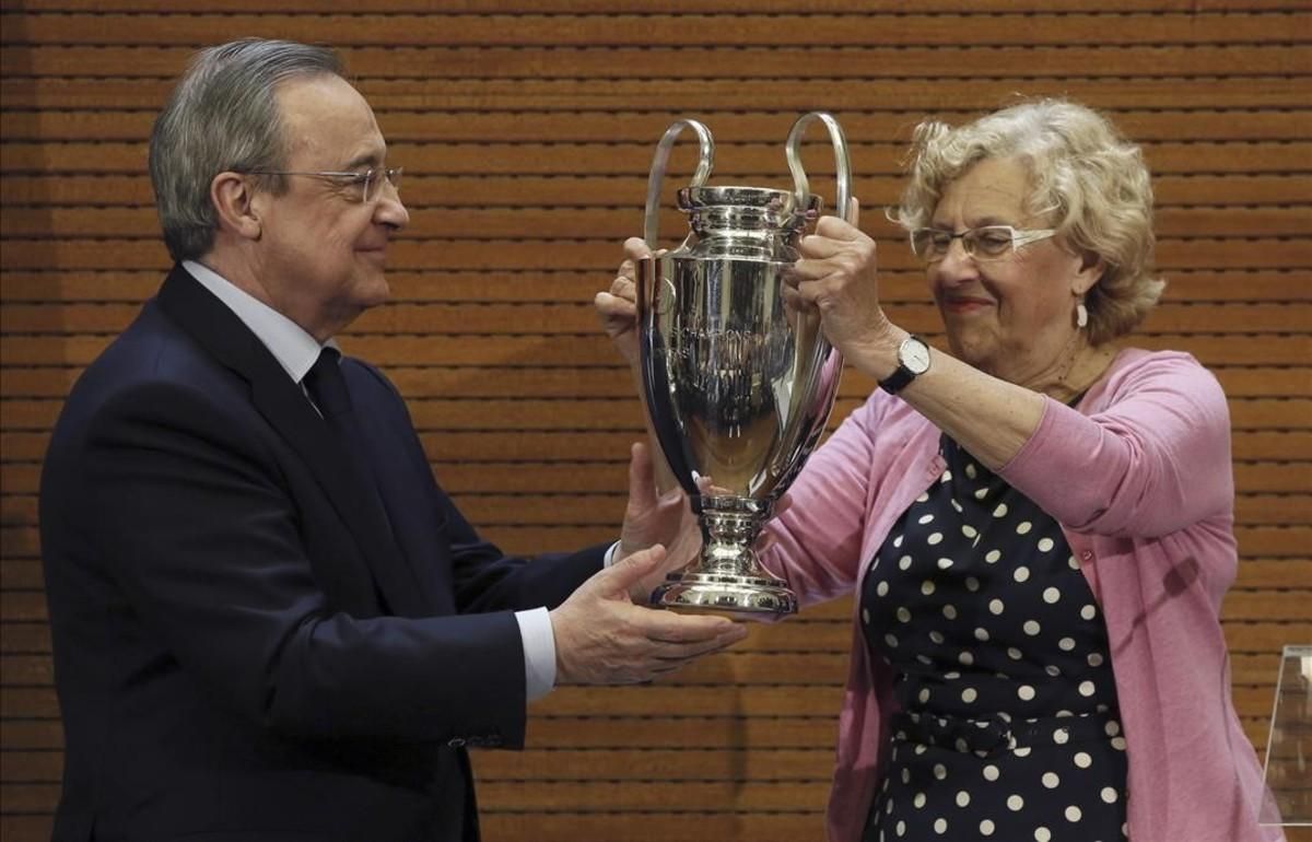 Florentino Pérez le entrega a Manuel Carmena, alcaldesa de Madrid, una réplica de la Champions. Florentino Pérez le entrega a Manuel Carmena, alcaldesa de Madrid, una réplica de la Champions.