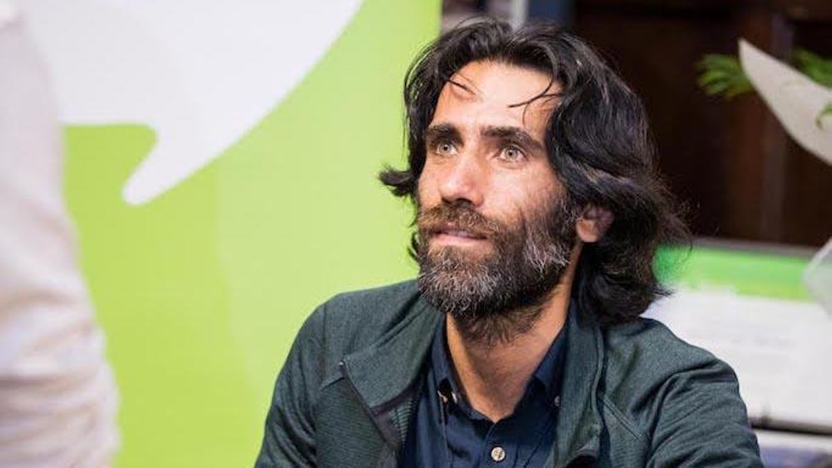 Behrouz Boochani, disidente kurdo que fue encarcelado en una isla-prisión por Australia. Behrouz Boochani, disidente kurdo que fue encarcelado en una isla-prisión por Australia.