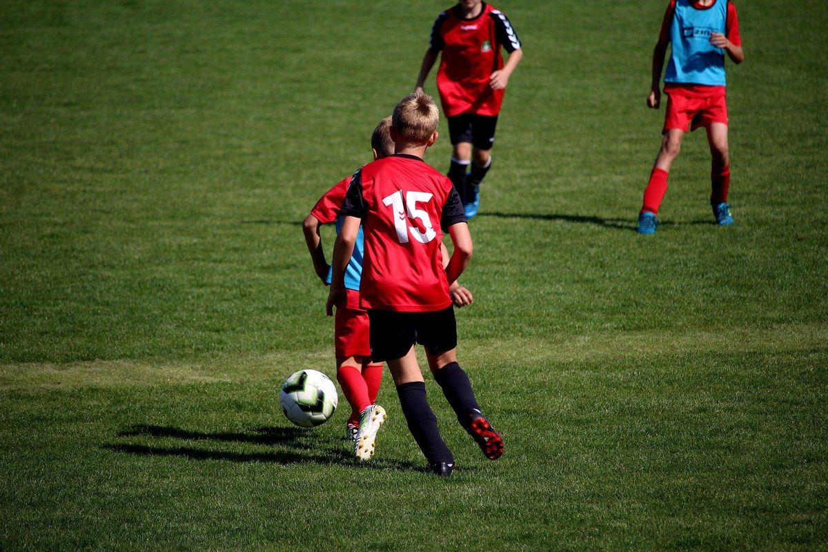Unos niños jugando a fútbol. Unos niños jugando a fútbol.