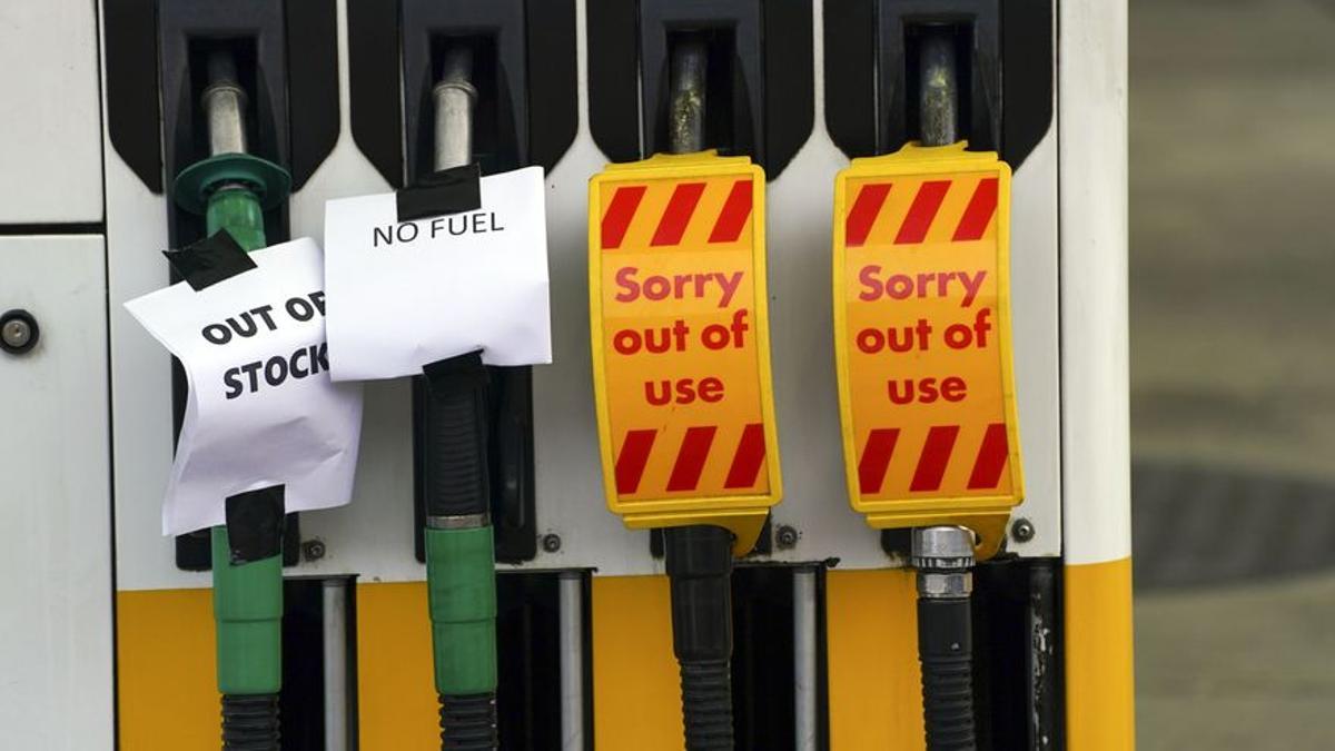 Surtidor de una estación de servicio de Reino Unido con la gasolina agotada Surtidor de una estación de servicio de Reino Unido con la gasolina agotada