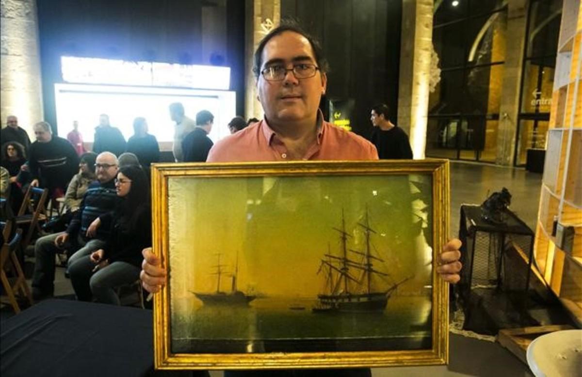 Nerín sujeta, el jueves, una pintura que representa el abordaje de un vapor inglés a un galeón español usado para transportar esclavos. Nerín sujeta, el jueves, una pintura que representa el abordaje de un vapor inglés a un galeón español usado para transportar esclavos.
