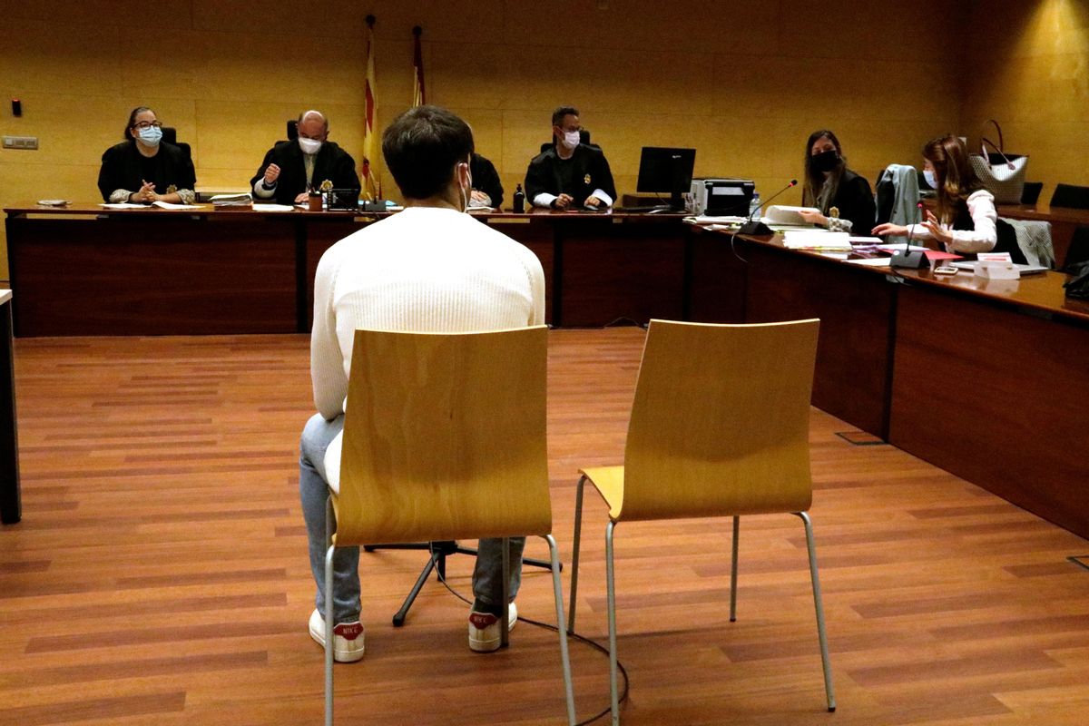 El hombre condenado por violar a una joven en Sant Feliu de Guíxols, durante el juicio. El hombre condenado por violar a una joven en Sant Feliu de Guíxols, durante el juicio.