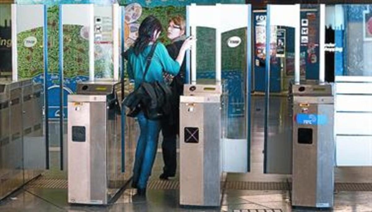 Una joven aprovecha la apertura de puertas para colarse en la parada de metro de Universitat.