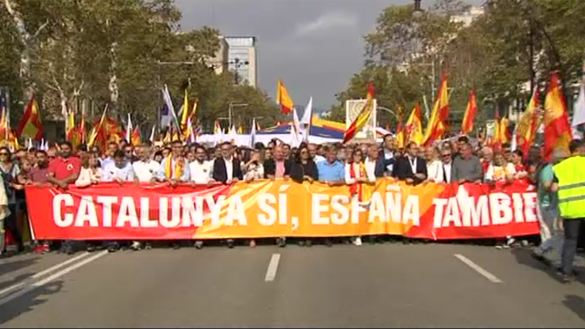 Miles de personas se manifiestan en Barcelona en contra de la independencia