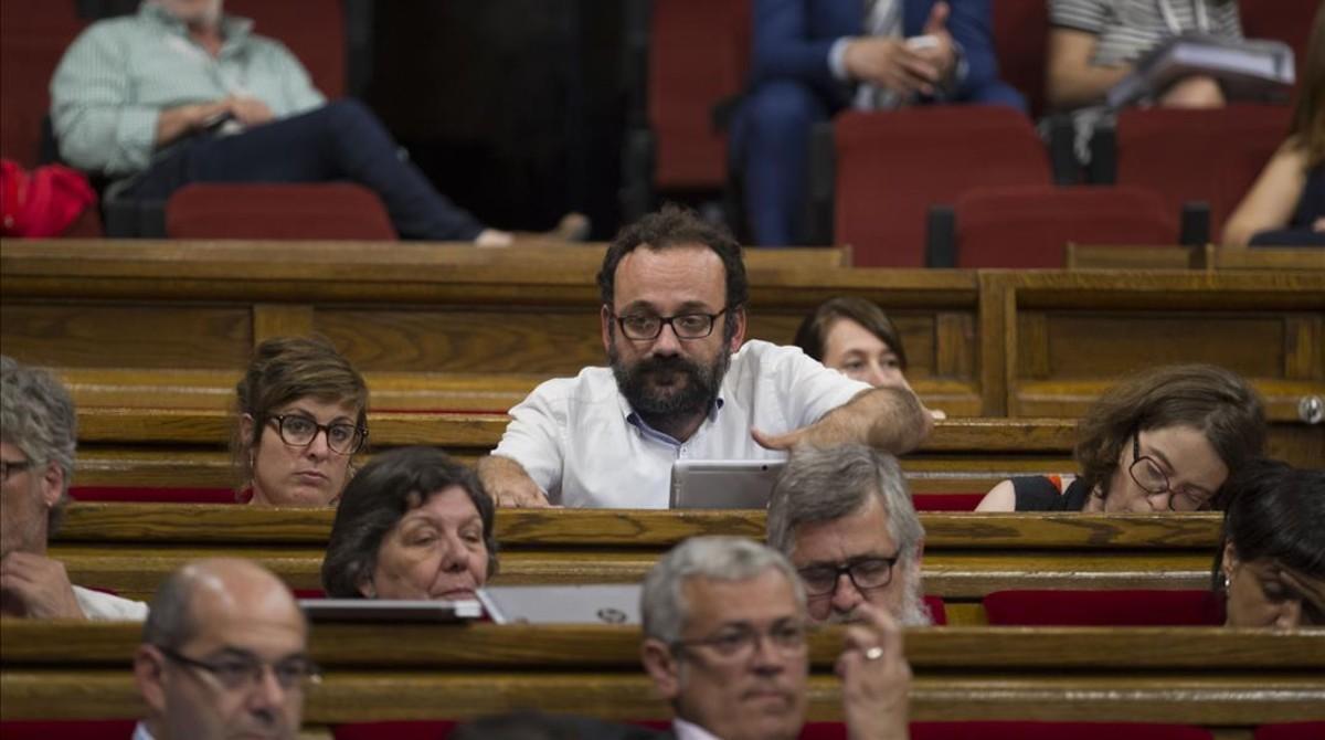Benet Salellas, junto a otros diputados de la CUP, en del debate de presupuestos del Parlament, el pasado 8 de junio.  
