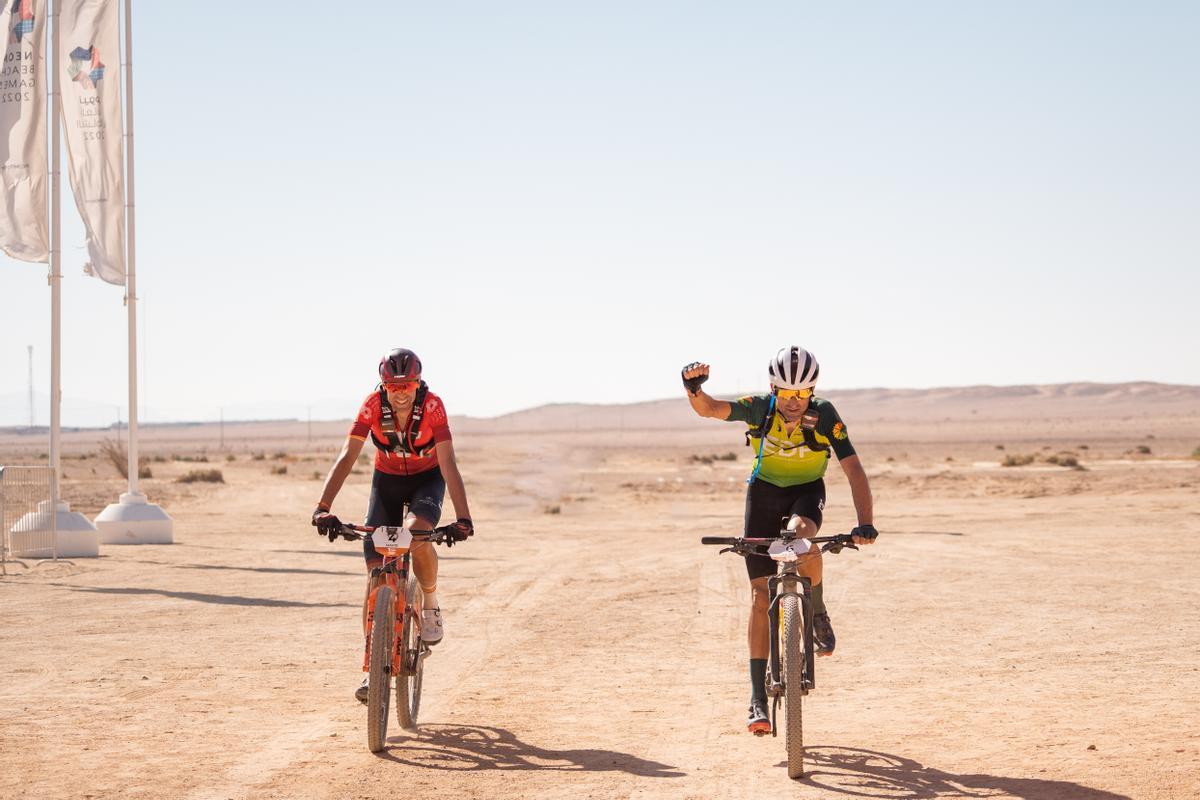 Zubeldia celebra la victoria en la etapa reina de la Titan Desert de Arabia Suadí acompañado de Valero