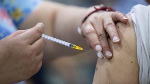 Una persona recibe una dosis de vacuna contra el covid en Santiago de Chile en enero pasado, cuando ya empezaron a suministrar cuartas dosis de vacunas.