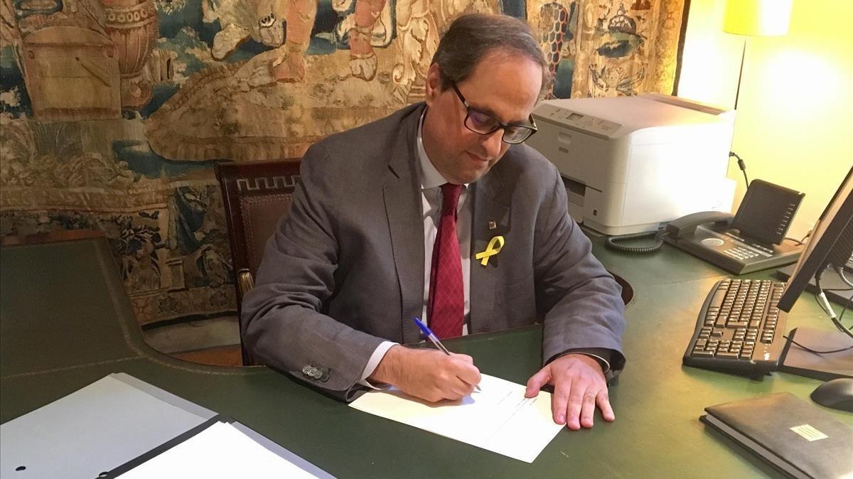 El ’president’ Quim Torra firma el decreto de nombramiento del nuevo Govern.