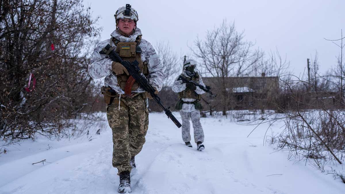 Un soldado ucraninano del 25 batallón de asalto del aire en Avdilvka, en Ucrania.