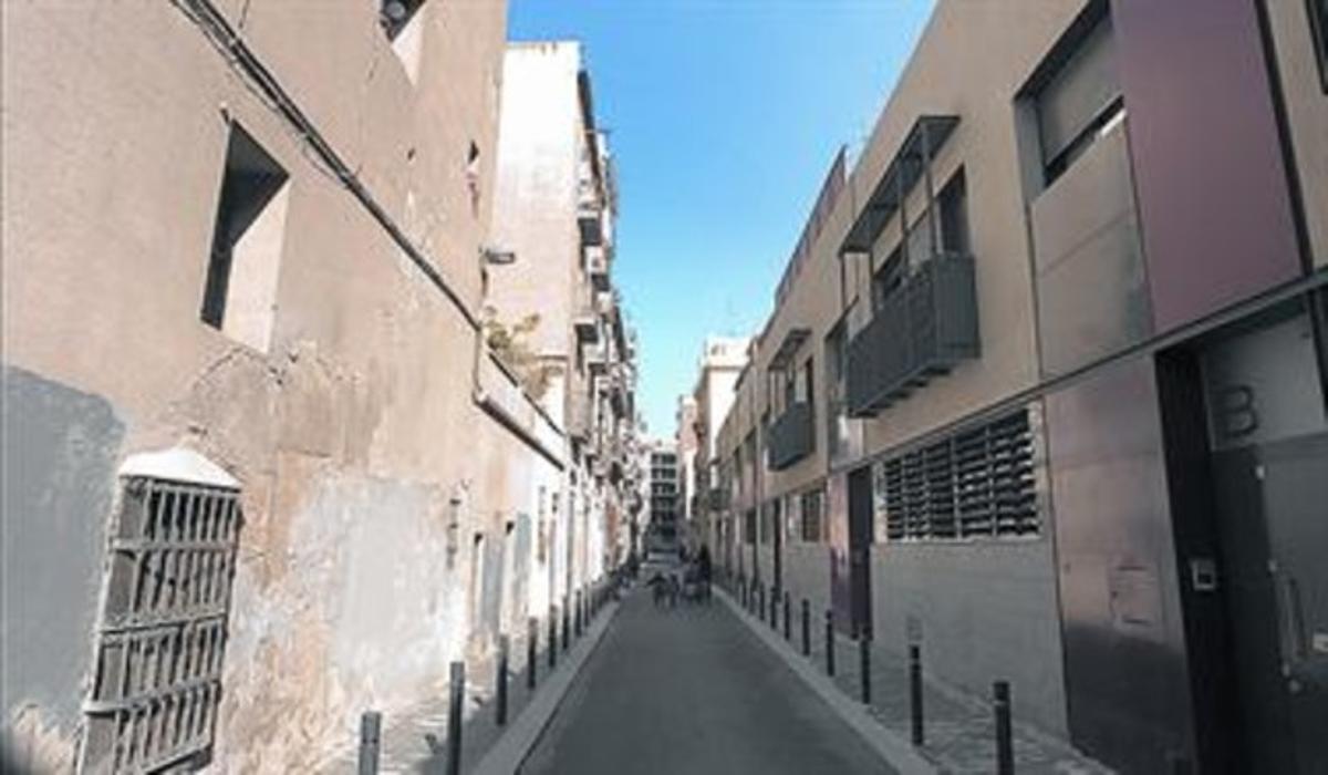 El carrer Llatzaret, i el seu contrast entre edificis antics i nous, ahir.