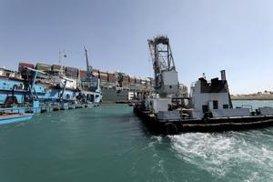 El tráfico marítimo se reanuda en el canal de Suez