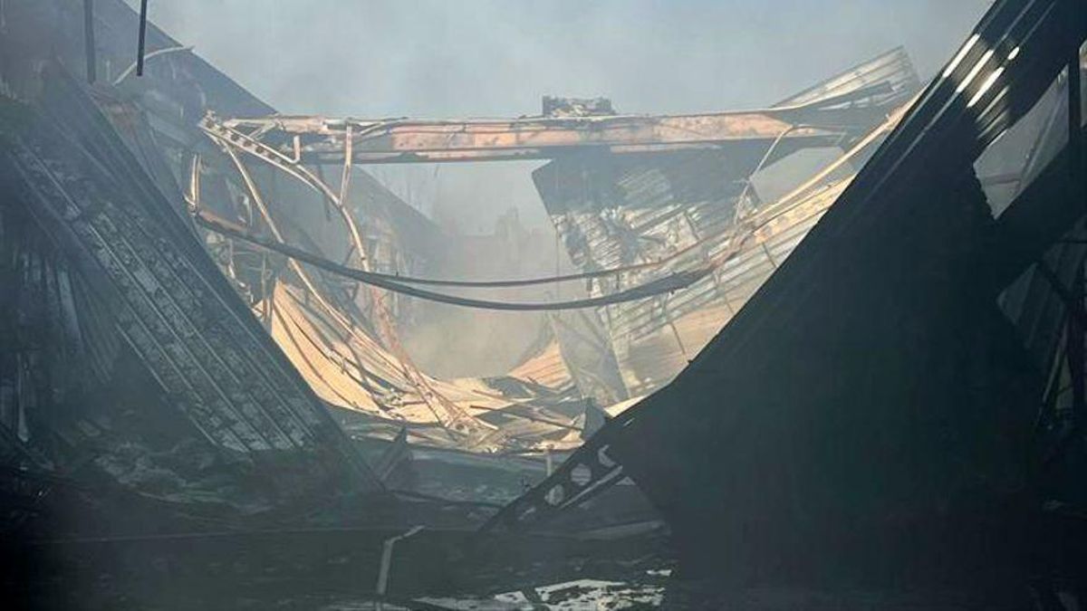 El fuego devora en Manises la nave del mayor importador de productos chinos de la Comunidad Valenciana El fuego devora en Manises la nave del mayor importador de productos chinos de la Comunidad Valenciana