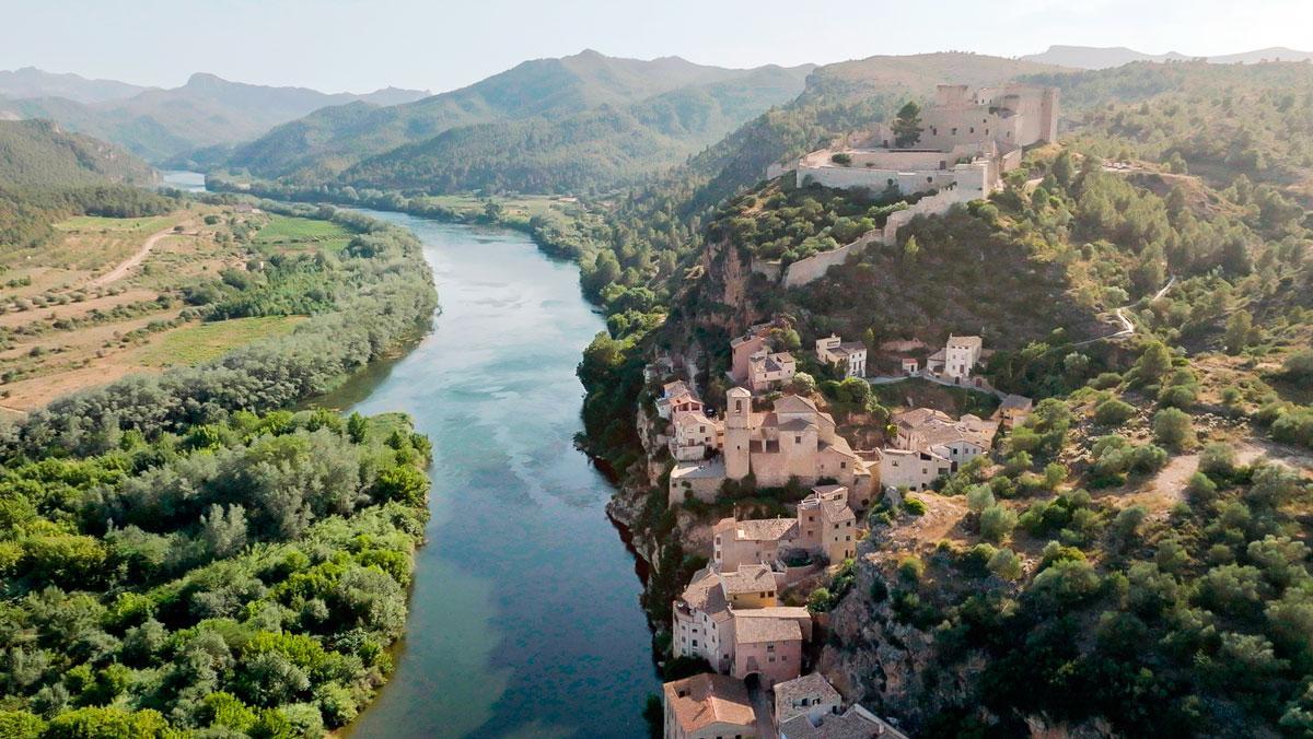 Vista del curso del río Ebro, a su paso por Miravet. Vista del curso del río Ebro, a su paso por Miravet.