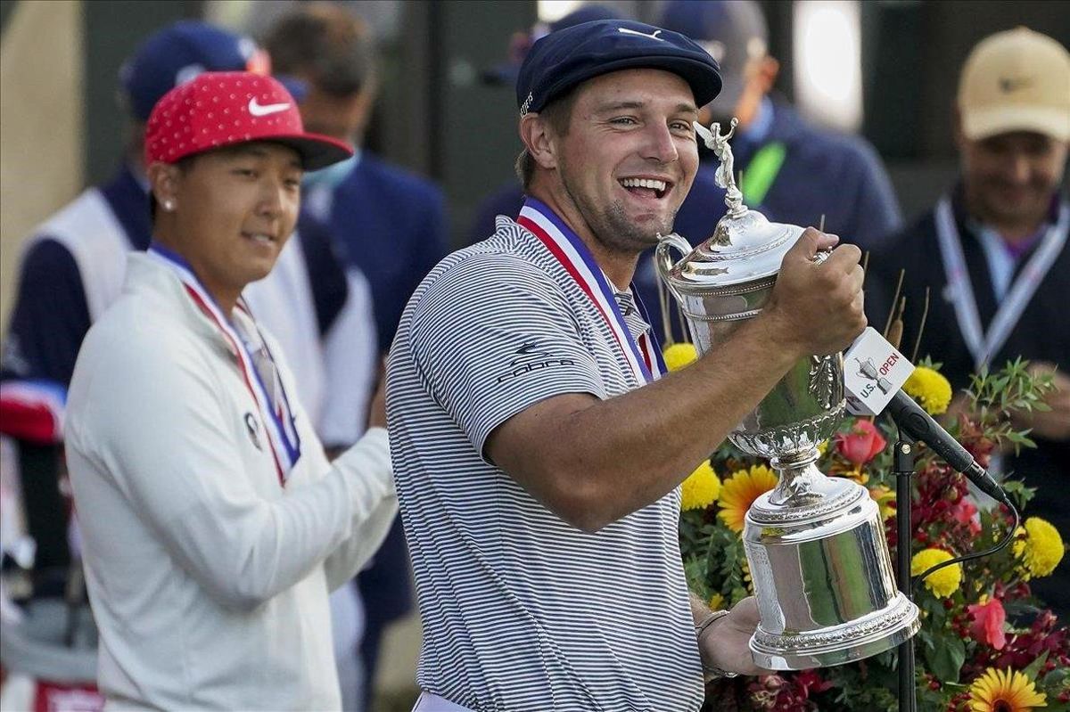 DeChambeau sujeta sonriente el trofeo que le acredita como ganador del US Open DeChambeau sujeta sonriente el trofeo que le acredita como ganador del US Open