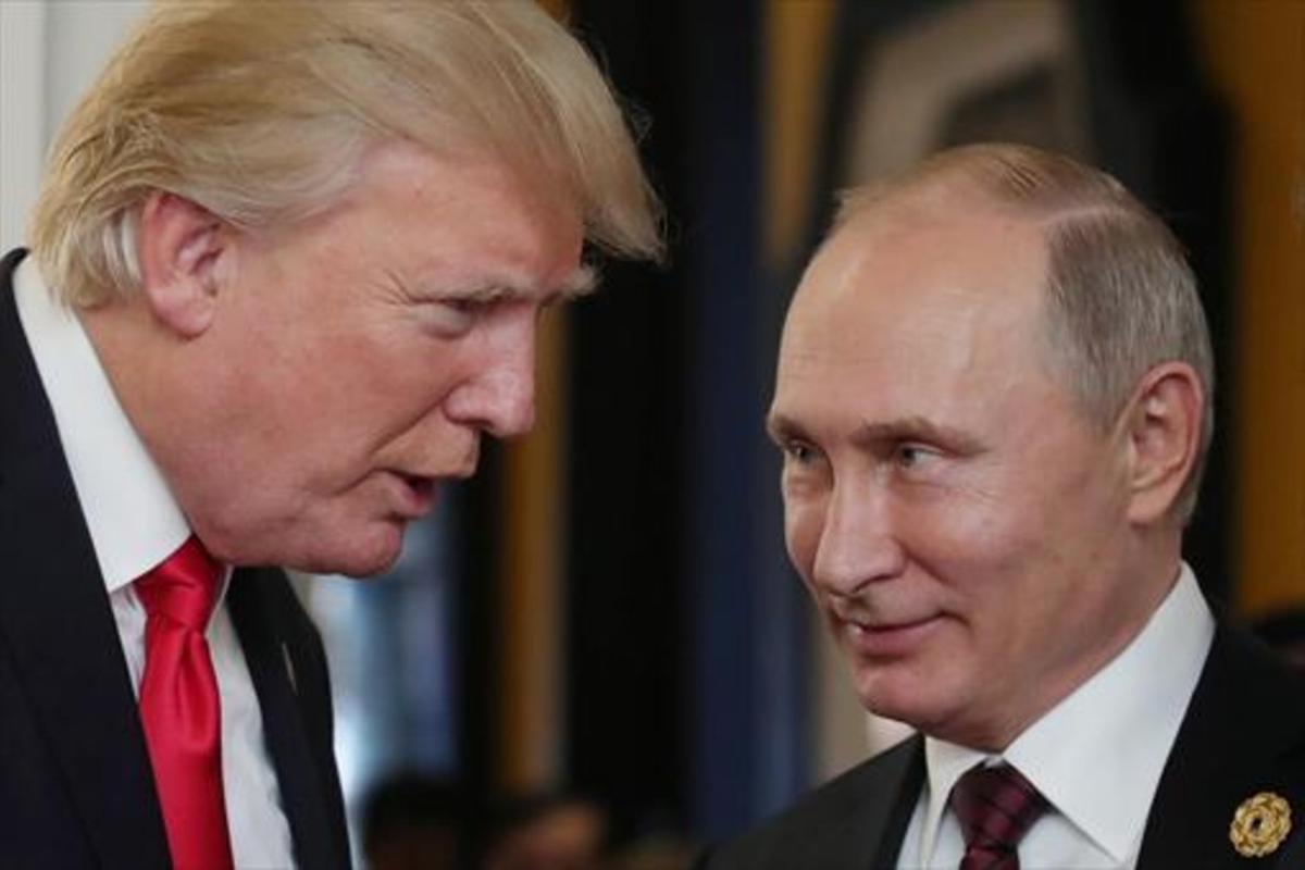 Donald Trump (izquierda) y Vladímir Putin, en una cumbre celebrada en Danang (Vietnam) el año pasado.