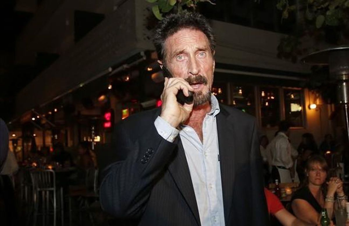 John McAfee, libre por las calles de Miami. John McAfee, libre por las calles de Miami.