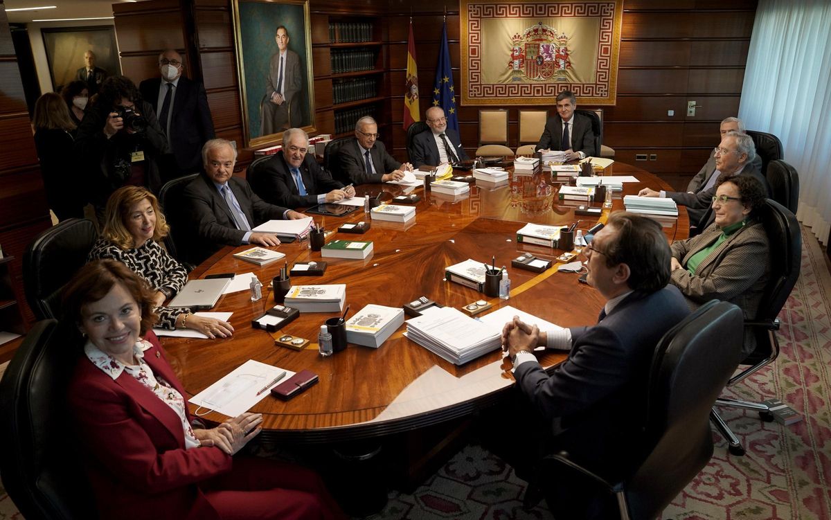 Primer pleno del Tribunal Constitucional bajo la presidencia de Pedro González-Trevijano. Primer pleno del Tribunal Constitucional bajo la presidencia de Pedro González-Trevijano.