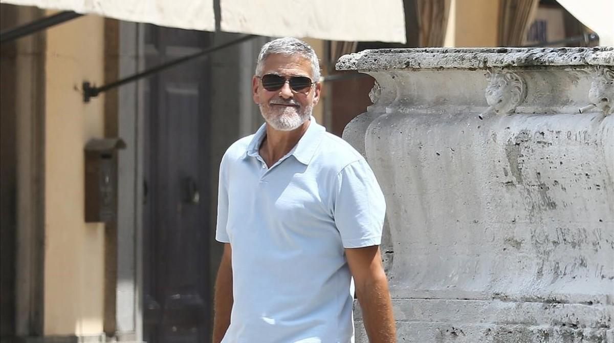 Clooney torna al treball després de tenir un accident de moto Clooney torna al treball després de tenir un accident de moto