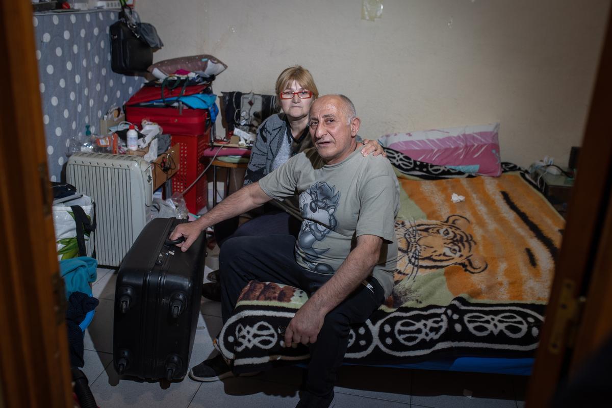 León y Maia Vephkhpvia, en la vivienda de la Fundació Social de l’Habitatge en el barrio de Sant Andreu de Barcelona. León y Maia Vephkhpvia, en la vivienda de la Fundació Social de l’Habitatge en el barrio de Sant Andreu de Barcelona.